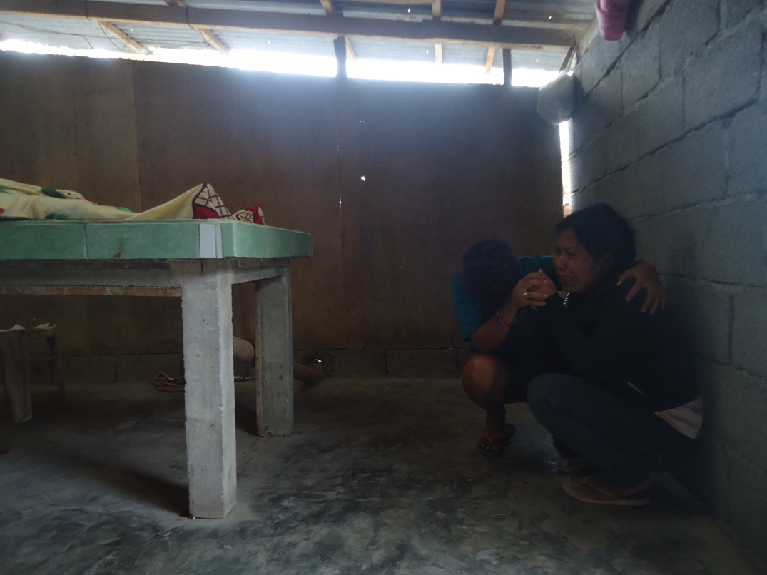 RAGE AND GRIEF Wife of Romel Paas shrieks at the foot of her husband, now a corpse after sustaining a gunshot wound to the chest. Paas was detained for over an hour at a military detachment in Brgy. Tibagon, Pantukan Compostela Valley, before he was permitted by the 46th IB to ride an ambulance. He was declared dead-on-arrival in the hospital. (Photo by Lam Banuag, Karapatan-SMR)